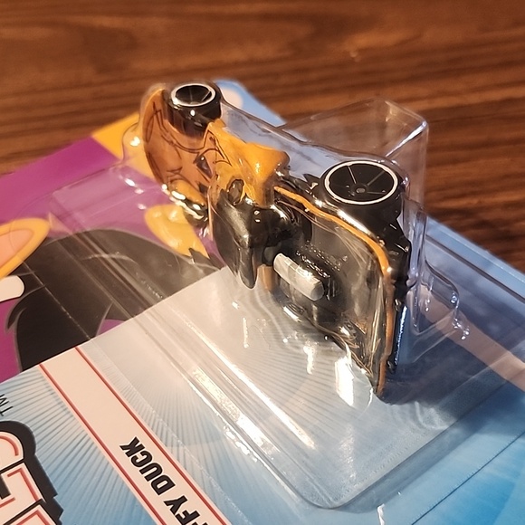 Hot Wheels Character Car -Looney Tunes - #HNP32 Daffy Duck - Picture 4 of 5